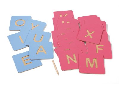 Zoom bild av MONTESSORI TEACHING LETTERS Capital letters